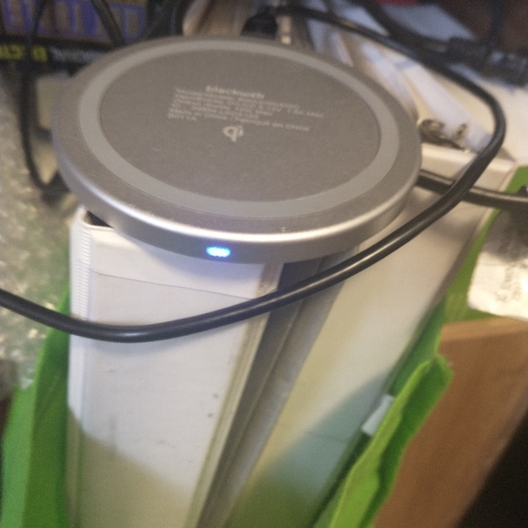 Blackweb Fast Charging Qi Wireless Pad (White),. Comes with charger and a cube - Picture 4 of 5